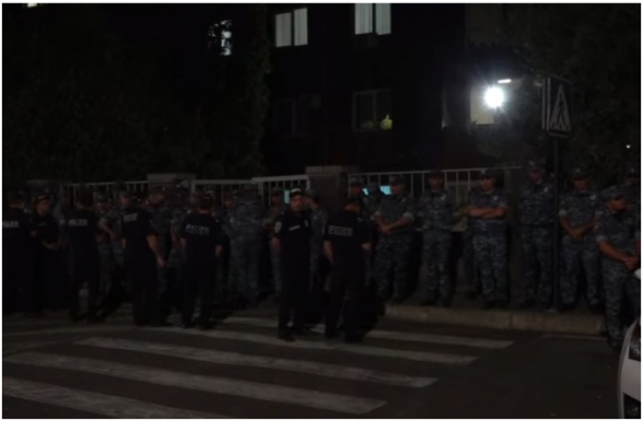 К Следственному комитету стянуты крупные силы полиции, у здания собираются граждане (видео)